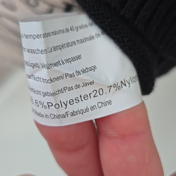 Black Sleeveless Turtleneck Sweater - Picture 5 of 6